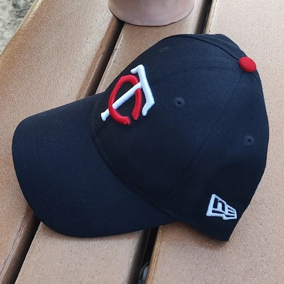 New Era MLB Minnesota Twins Authentic 100% Polyester Strap-on Hat Cap